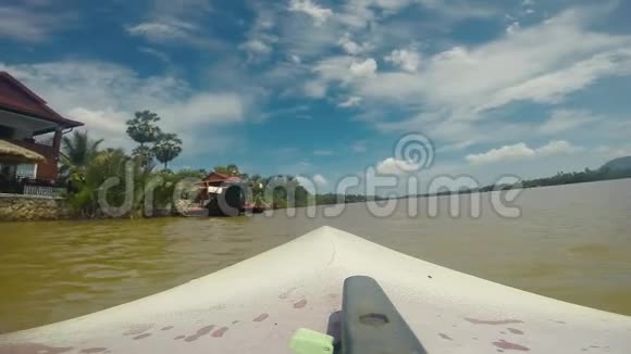在柬埔寨贡布漂浮的PreaekTuekChhu河上行舟视频的预览图