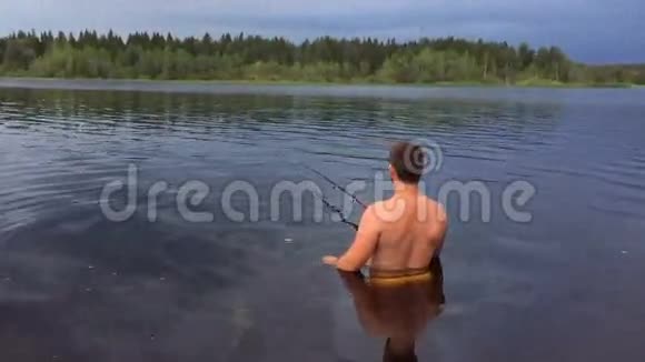 人在水里钓鱼直到他的腰视频的预览图