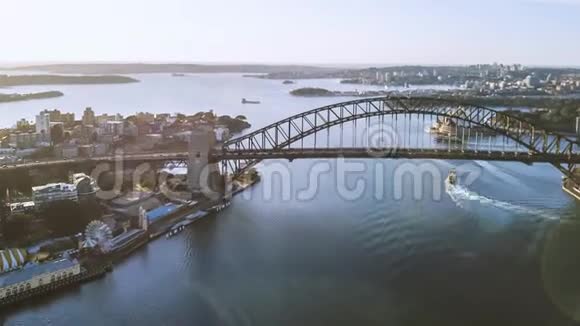 日出期间悉尼城市天际线的4k空中超垂无人机消失视频的预览图