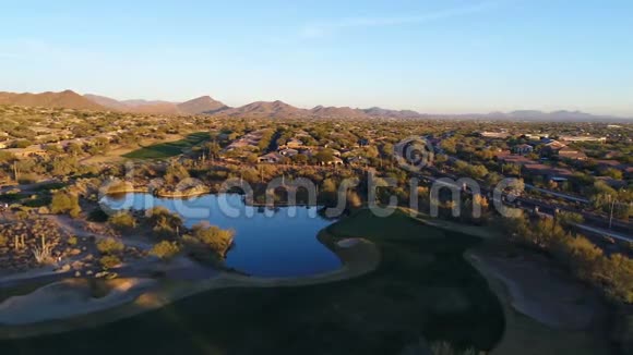 亚利桑那高尔夫球场绿色飞越视频的预览图