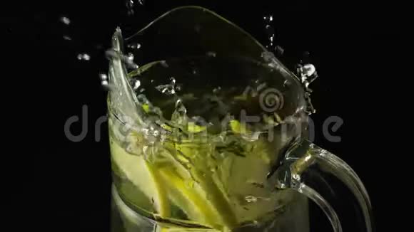 超级慢的柠檬水冰落下视频的预览图