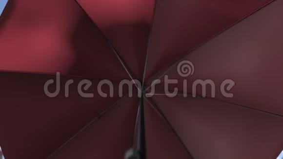 五颜六色的雨伞在天空中旋转视频的预览图