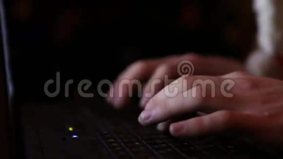 男子手在笔记本电脑上打字背景是圣诞树加兰视频的预览图