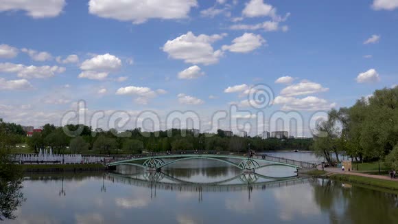 公园里的池塘桥景斯雷德尼查里钦斯基普拉德视频的预览图