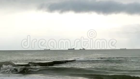 在黑海冲浪在敖德萨附近的黑海小波浪与防波堤分开视频的预览图