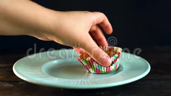 厨师把纸杯蛋糕放在陶瓷盘子里自制纸杯蛋糕纸盘里的松饼视频的预览图