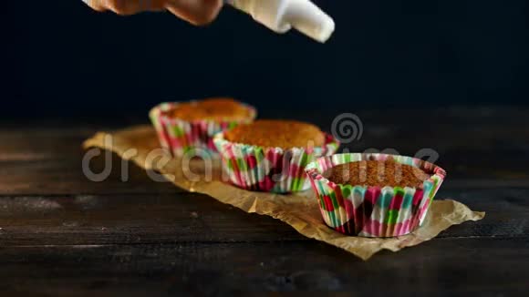 厨师倒奶油用于纸杯蛋糕装饰烤松饼松饼装饰视频的预览图