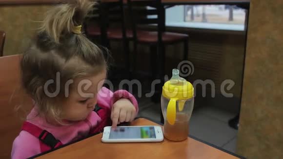 小孩子玩手机视频的预览图