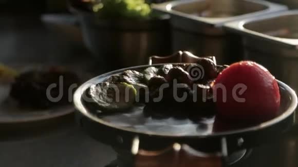 盘子里有烤西红柿蘑菇和胡瓜视频的预览图