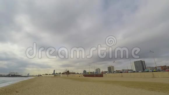 浓密的白云在海滩上视频的预览图