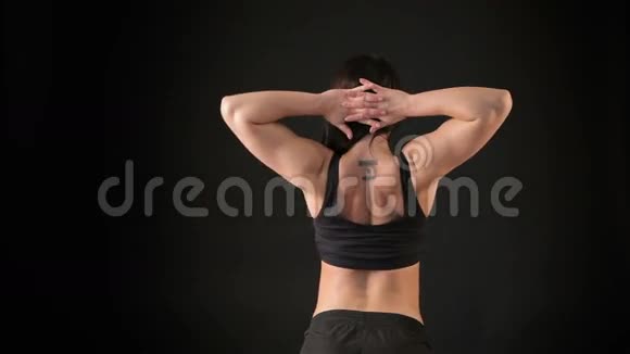 健身女人展示她的背部肌肉视频的预览图