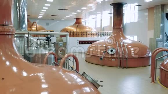 啤酒厂设施与酿造铜壶视频的预览图