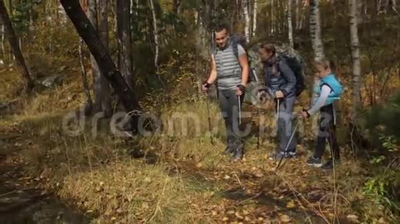 人们走在山涧附近家庭旅行人的环境由山河溪组成父母和子女视频的预览图
