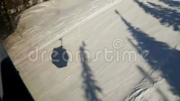 滑雪椅提影视频的预览图