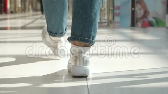 购物时间年轻的少女穿着银色运动鞋视频的预览图
