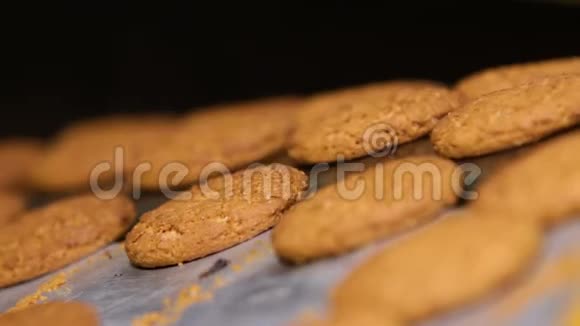 燕麦饼干是棕色的视频的预览图