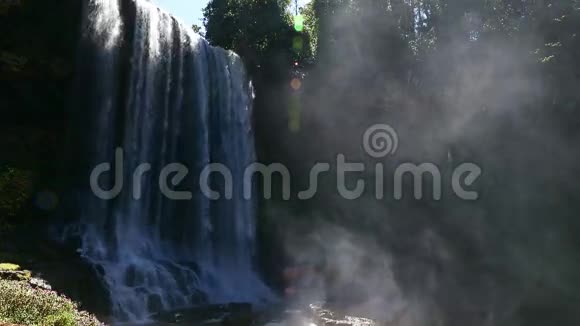 热带雨林瀑布的近景视频的预览图