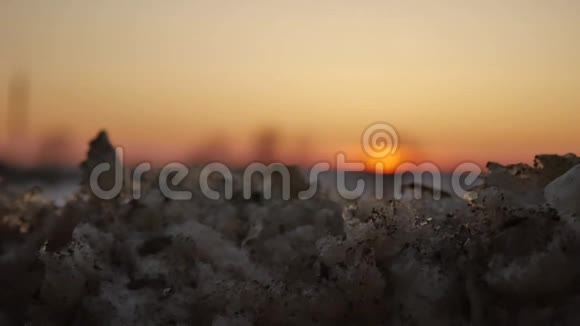夕阳下的脏雪剪影冬日自然景观户外美丽的背景视频的预览图