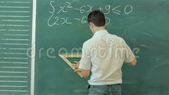 青年教师或学生用公式在黑板上画三角形视频的预览图