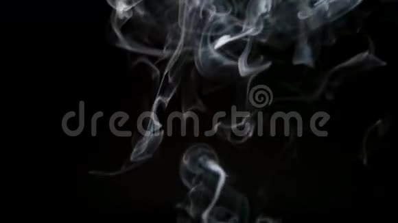 烟雾薄薄的香烟烟雾在黑暗的背景上升起视频的预览图