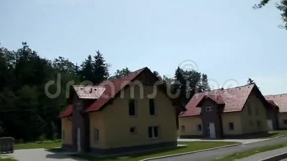 经过城镇郊区的两栋房子视频的预览图
