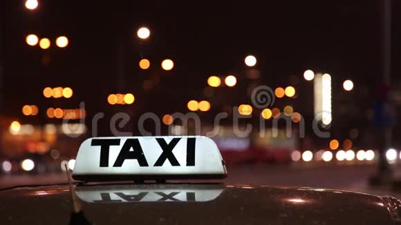 城市街道出租车顶上的发光出租车标志视频的预览图