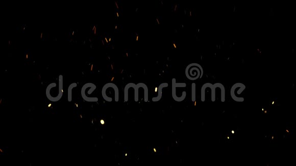 黑色背景下空气中抽象的飞火火花动画熊熊燃烧的炽热火花在夜空中升起视频的预览图