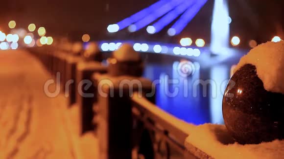 夜间照明桥视频的预览图