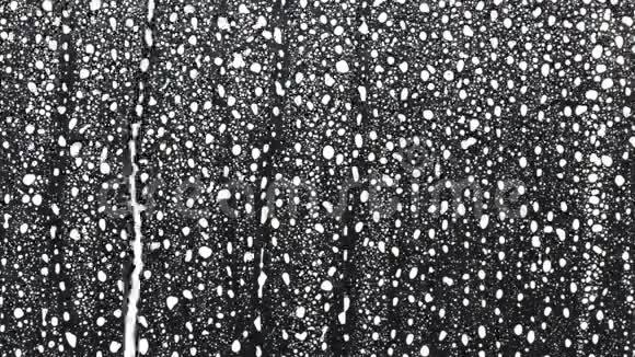 很漂亮的背景白色的雨滴在黑色的背景上流着视频的预览图