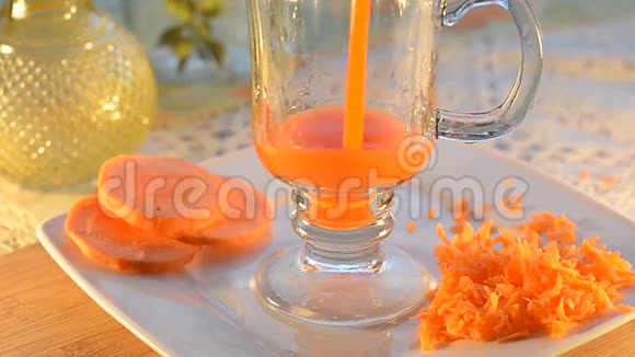 胡萝卜汁倒入杯上的茎不可见边缘有选择的焦点视频的预览图