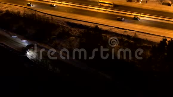 黑暗中道路上的交通视频的预览图