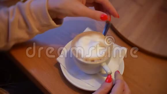 在咖啡馆里用咖啡杯做特写视频的预览图