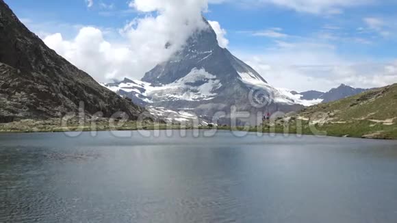 瑞士阿尔卑斯山泽马特雪麦特霍恩峰和斯泰利塞湖的风景视频的预览图