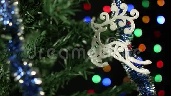 圣诞树上的圣诞玩具驯鹿节日装饰灯视频的预览图