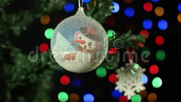 背景上圣诞树球上的圣诞装饰品闪烁着模糊的灯光视频的预览图