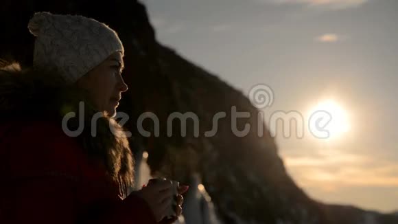 那个女孩正在日落时喝茶视频的预览图