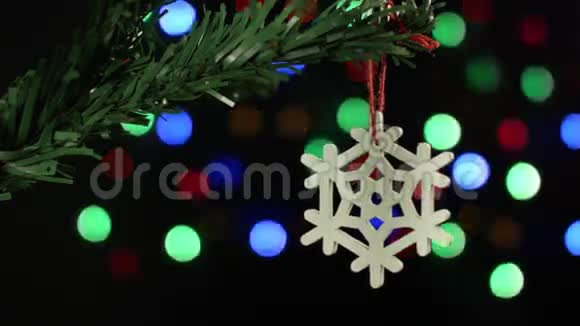 圣诞树上装饰着雪花背景上闪烁着模糊的灯光视频的预览图