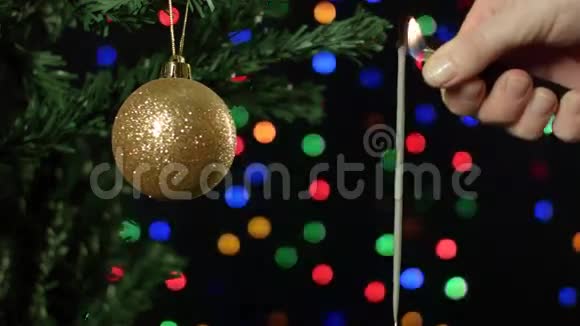 装饰圣诞树球与燃烧的火花在神话般模糊的背景视频的预览图
