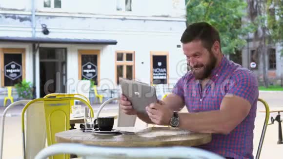 早餐时男子可通过平板电脑在线支付卡视频的预览图