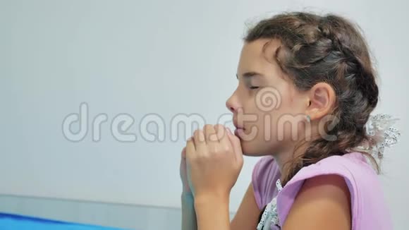 可爱的小女孩在家祈祷小女孩睡前晚上祈祷小女孩和宗教观念视频的预览图