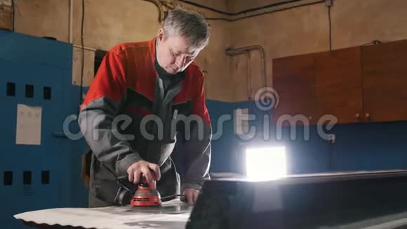 工人在工厂用手动磨床打磨金属零件视频的预览图