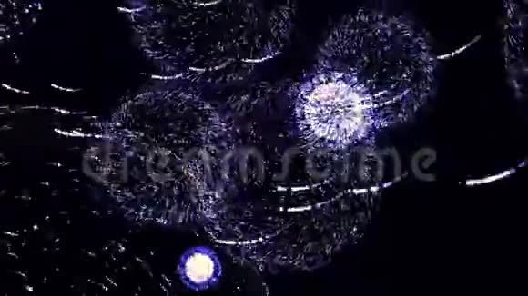 抽象色彩斑斓的烟花在黑色背景上爆炸无缝循环动画美丽的火花出现在视频的预览图