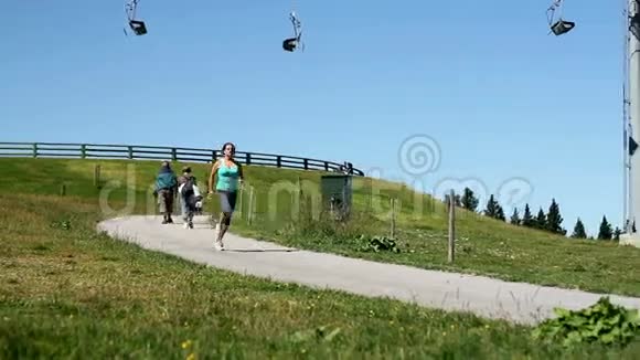 年轻女子在后面用索道奔跑视频的预览图