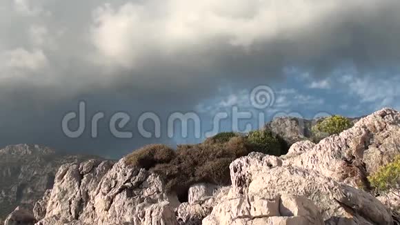 降低云层太阳和岩石视频的预览图