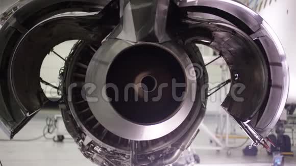 飞机的发动机在沉重的维护下飞机维修拆除飞机发动机飞机底盘视频的预览图