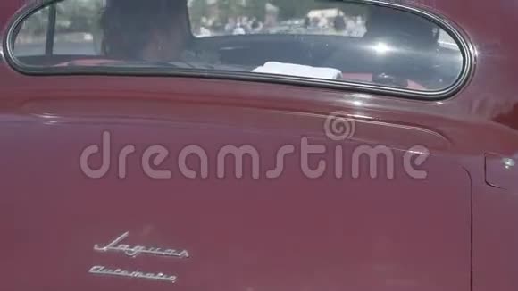 复古车伴随着新婚夫妇的特写镜头Steadicam镜头移动视频的预览图