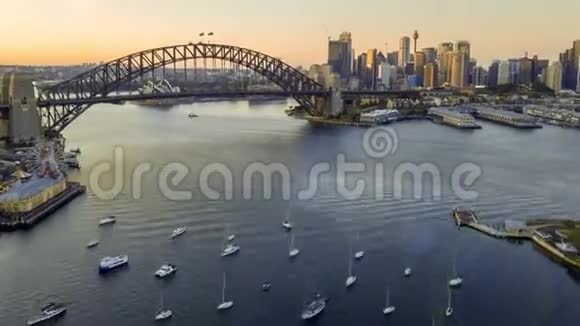 日出期间悉尼城市天际线的4k空中超垂无人机消失视频的预览图