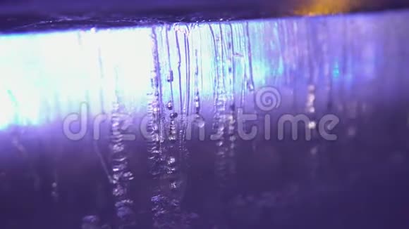 夜晚蓝光中冰的雕塑视频的预览图