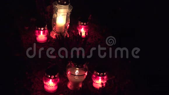 晚上在墓地的坟墓上烧着蜡烛万圣节前夜4K视频的预览图