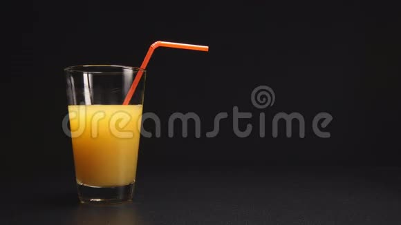 橙汁随着管子的停止运动从玻璃杯中消失视频的预览图